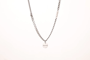 Collana asimmetrica argento con pietra occhio di gatto e ciondoli incisi Good Luck su bianco