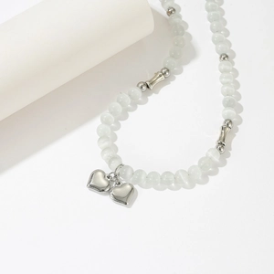 Elegante collana di perle occhio di gatto con maglie in argento e ciondoli a doppio cuore