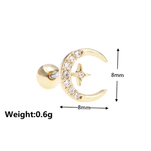 Nahaufnahme von Mond- und Stern-Ohrstecker aus Gold mit Zirkonia und Schraubverschluss