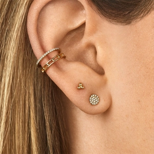 Set di orecchini a perno e ear cuff dorati con zirconi brillanti per donne