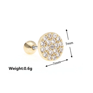 Dettaglio di un orecchino rotondo placcato oro 7mm con pavé e chiusura a vite a sfera