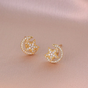 Boucles d'oreilles lune et étoile dorées avec zircons sertis sur tissu en soie rose