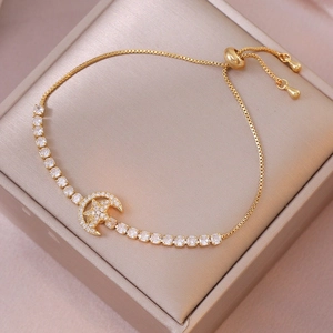 Élégant bracelet coulissant doré ajustable avec breloque lune et étoile en zircone