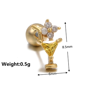 Vue macro d'une boucle d'oreille cocktail en or 18 carats avec zircon jaune triangle