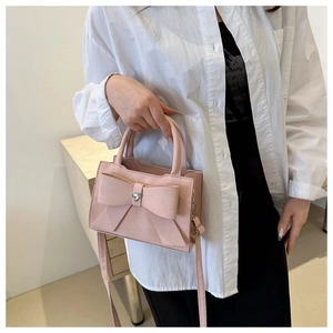 Petit sac à main rose avec nœud décoratif, strass en cœur et bandoulière amovible
