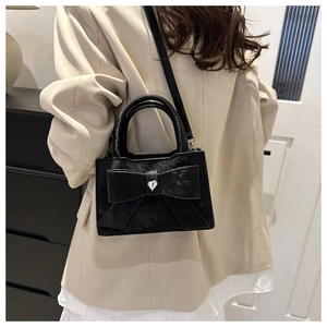 Sac à main noir élégant avec nœud, strass en cœur et bandoulière amovible