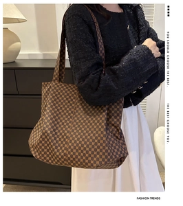 Photo lifestyle d'un grand sac cabas avec imprimé géométrique pour le quotidien