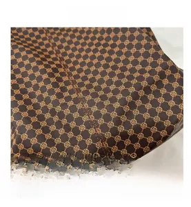 Gros plan sur le cuir marron vintage à monogramme fleuri avec double couture précise