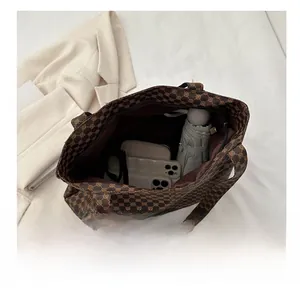 Vue macro d'un grand sac cabas vintage montrant son intérieur spacieux et son imprimé