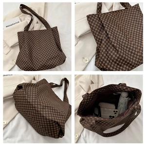 Détails du grand sac cabas vintage avec motif géométrique et fermeture éclair sûre