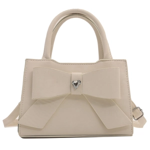 Sac à main beige chic avec nœud papillon, cristal cœur et bandoulière réglable