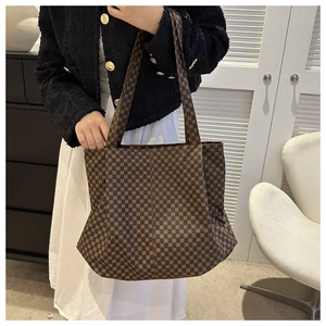 Vue détaillée du sac cabas vintage à grande capacité avec motif imprimé marron