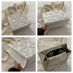 Detailansicht der weißen Stepptasche mit geometrischem Muster und goldener Kette