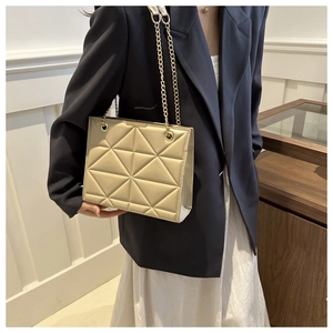 Schicke cremeweiße PU-Schultertasche mit geometrischer Steppung und goldener Kette