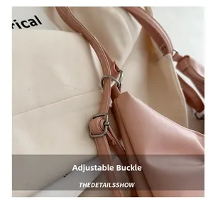 Dettaglio della fibbia regolabile e delle cuciture sulla tracolla in pelle PU rosa della borsa