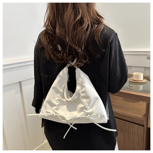 Sac à bandoulière blanc plissé avec nœud décoratif et chaîne argentée pour femme
