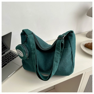 Détail du sac fourre-tout en velours côtelé vert foncé avec poche latérale et mini bourse