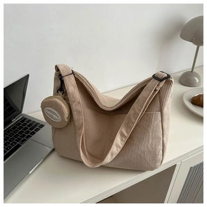 Détail d'un sac bandoulière en velours côtelé avec son petit porte-monnaie assorti