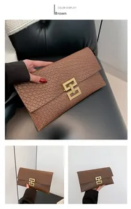 Vista dettagliata di una borsa a busta marrone con motivo a serpente e fibbia dorata