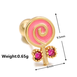 Détail d'une boucle d'oreille sucette avec émail rose et clous à vis en or 18 carats