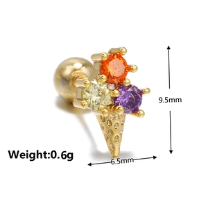 Détail macro du piercing glace en plaqué or 18K serti de zircons colorés