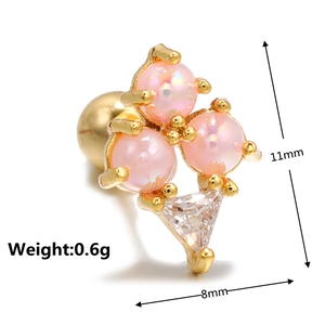 Détail du clou d'oreille en or 18K avec pierre rose, dimensions 11mm x 8mm et 0,6g