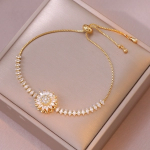Élégant bracelet doré réglable orné d'un pendentif fleur rotatif en zircon cubique