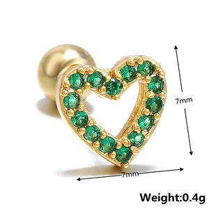 Macro detail of star-shaped heart ear stud with green zircon and product dimensions
