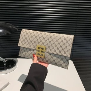 Elegante borsa a busta con motivo monogramma e chiusura in metallo dorato per donna