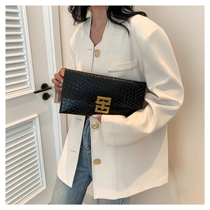Elegante pochette a busta nera con trama a coccodrillo e fibbia dorata da donna
