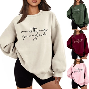 Λεπτομέρεια από oversized φούτερ με πεσμένους ώμους και στάμπα wrestling grandma