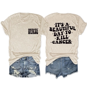 Détail du t-shirt femme beige avec inscription It's a Beautiful Day To Kill Cancer et jean