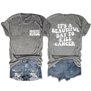 Détail de l'imprimé infirmier en oncologie sur un t-shirt gris à col rond en coton