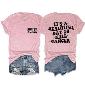 T-shirt rose infirmier en oncologie et short en jean avec message motivant au dos