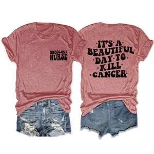 Détail de l'inscription 'ONCOLOGY NURSE' et du slogan au dos sur un t-shirt rouge mat