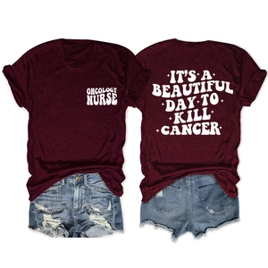 Détail du t-shirt bordeaux Oncology Nurse avec slogan It's a Beautiful Day To Kill Cancer