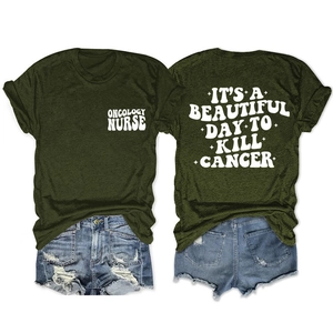 T-shirt infirmière oncologie vert armée avec slogan au dos et short en jean vieilli