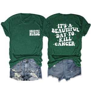 Détail de l'imprimé graphique d'infirmière en oncologie au dos du t-shirt vert foncé