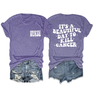 Vue avant et arrière du t-shirt violet Oncology Nurse avec imprimé graphique et denim