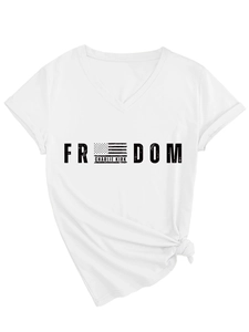 Détail d'un t-shirt blanc à col en V avec imprimé Freedom Charlie Kirk et tissu en coton doux