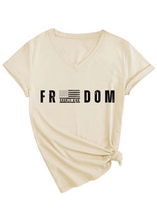 Détail du t-shirt beige à col en V avec imprimé Freedom et nom de Charlie Kirk