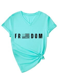 Détail du t-shirt vert menthe à col en V avec manches retroussées et imprimé à ourlet noué