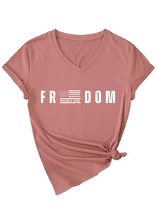 Détail du t-shirt rose col en V avec imprimé Freedom et ourlet noué très élégant