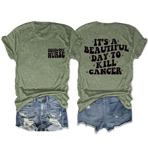 Vues détaillées avant et arrière d'un t-shirt d'infirmière en oncologie avec lettrage