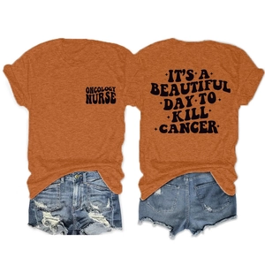 Vue détaillée du dos du t-shirt d'infirmière en oncologie avec texte artistique
