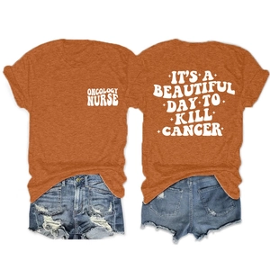 Vue détaillée avant et arrière du t-shirt orange Oncology Nurse et short denim
