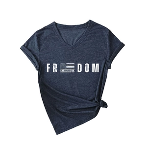 T-shirt femme col en V bleu marine avec imprimé drapeau Charlie Kirk FR DOM noué