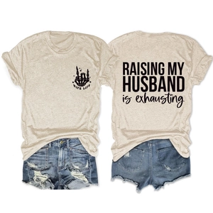 Detail des Raising My Husband Is Exhausting Spruch-Prints auf dem Baumwoll-T-Shirt