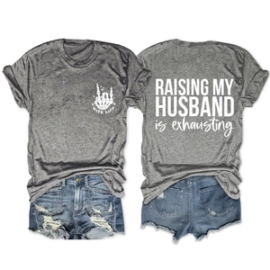 Vorder- und Rückseite des grauen T-Shirts mit Raising my husband is exhausting Aufdruck