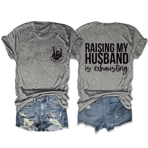 Vorder- und Rückseite des grauen T-Shirts mit Raising My Husband Is Exhausting Print